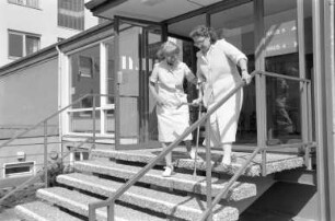 Diakonissen-Krankenhaus Karlsruhe-Rüppurr. Dreijähriges Bestehen des ehrenamtlichen Lotsendienstes "Grüne Engel"