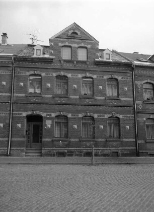 Schöneck, Hauptstraße 52/54. Doppelwohnhaus mit Laden (1880/1900). Teilansicht (Nummer 52). Straßenansicht