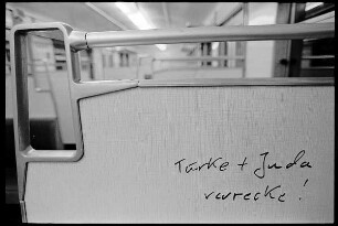 Inschrift "Türke + Juda verrecke" in der S-Bahn