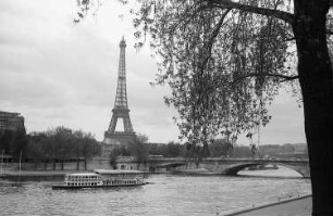 Paris: Seine mit Eiffelturm und Rundfahrschiff