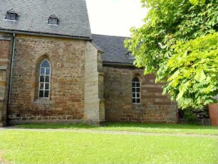 Freienhagen-(Evangelische Kirche) - Ansicht von Süden mit Langhaus (Strebepfeiler) sowie Rechteckchor über (ehemaligen) Kirchhof