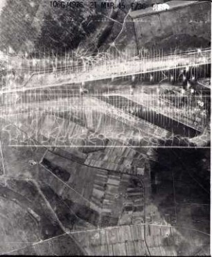 Amerikanische Luftbildaufnahmen von Kriegszerstörungen. Ausrichtung nach Norden (Bildstöreffekt). Rheinhafen (Stichkanal und Becken 5)