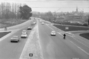 Stark frequentierte Bundesstraße 10 zwischen Rheinbrücke Maxau und Knielingen.