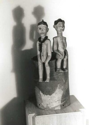 Ahnenfiguren (?). Holz, geschnitzt, gefaßt. Afrika, Mabea. Dresden: Museum für Völkerkunde