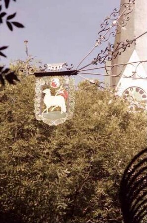 Weiler: Aushängeschild Lamm, am Rathaus