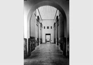 Aufstellung des Vorderasiatischen Museums im Pergamonmuseum, Prozessionsstraße mit Blick zum Sendschirli-Saal