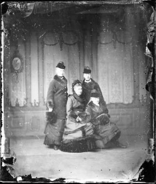 Auguste von Sachsen-Altenburg mit ihren Töchtern Elisabeth, Marie Anna und Luise