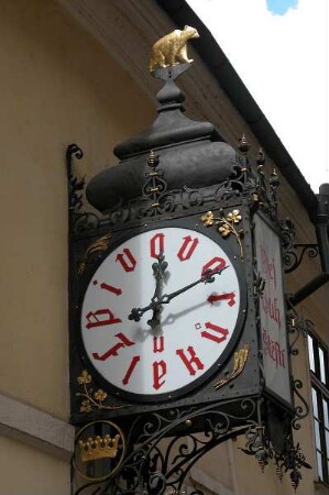Prag - Historische Uhr am U Flecku : Historische Uhr am Bierlokal U Flecku. Aufgenommen in Prag 2004