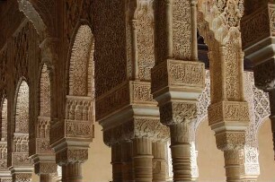 Granada - Burgberg Alhambra : Alhambra: Säulen im Löwenhof des Königspalastes der Nasriden, aufgenommen 2007