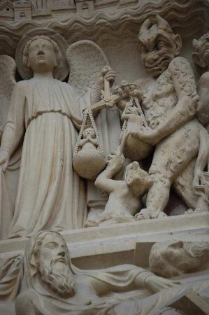 Engel und Teufel an der Fassade der Kirche Notre Dame