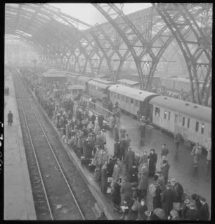 Leipzig. Hauptbahnhof. Blick durch die zerstörte Halle zum Querbahnsteig