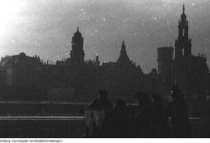 Dresden. Frauen mit Feldbahnlore, der "Trümmerbahn", am Neustädter Königsufer, um 1947