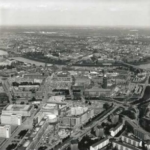 Dresden-Altstadt. Stadtzentrum mit Prager Straße und St. Petersburger Straße. Luftbildschrägaufnahme von Süden über die Elbe gegen Dresden-Neustadt