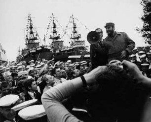 Rostock. Fidel Castro zu Besuch bei der Volksmarine. Kundgebung mit Harry Tisch und Werner Lamberz