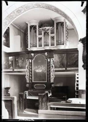 Kirche; Inneres gegen den Chor (Orgel)