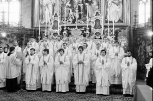 Freiburg: Münster, alle Priester stehend vor dem Altar