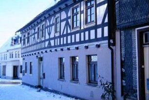 Wohnhaus mit Sichtfachwerk im OG (Pfarrhaus?)