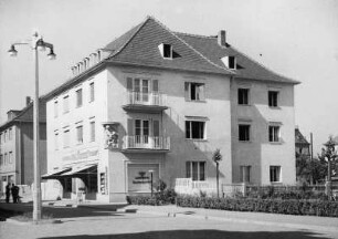 Coswig, Bahnhofstraße 3. Wohn- und Geschäftshaus Buchhandlung und Bürobedarf Ernst Tharandt (um 1935). Eckansicht