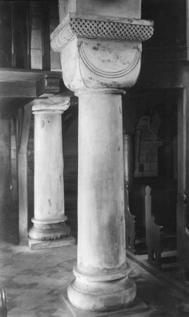 Frose, ehem. Stiftskirche St. Cyriakus, Langhaus, Südseite, westl. Säulen der Mittelschiffsarkade