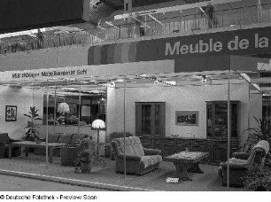 Ausstellungskojen des VEB Thüringer Möbelkombinat Suhl mit Wohnzimmermöbeln. Ansicht mit Sitzgruppen