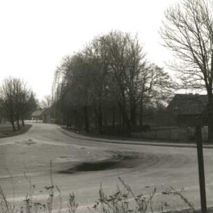 Calau-Saßleben-Kalkwitz, Hauptstraße. Blick zur Dorfkirche