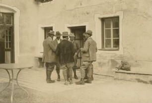 Sulden. Suldener Bergführer vor dem Hotel Eller