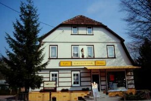 Ehemalige Oberförsterei in der Hauptstraße 54; jetzt Bäckerei; oben eine figürliche Plastik; Denkmalschutz