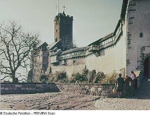 Eisenach. Wartburg, Blick auf den Elisabethengang und Bergfried