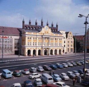 Rostock, Rathaus : Rostock. Rathaus aus dem 14. Jahrhundert am Neuen Markt, der Vorbau von 1727