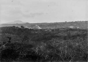 DOAG Station : Die Station Marangu der Deutsch-Ostafrikanischen Gesellschaft (DOAG). Im Hintergrund die Landschaft des Kilimandscharogebietes