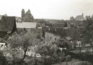 Blick von der Pfarrgasse auf Kirche St. Nikolai : Freiberg (Sachsen), Blick von der Pfarrgasse (Sächsstadt) auf Kirche St. Nikolai (links) und Dom (rechts)