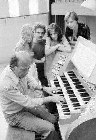 Freiburg; Littenweiler: Pädagogische Hochschule; Klasse für Orgelmusik, an der Orgel Prof. Müller-Lance und Studenten