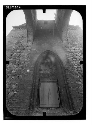 Müncheberg. Ruine der Stadtpfarrkirche St. Marien (Restaurierung 1991-1996). Inneres nach Westen