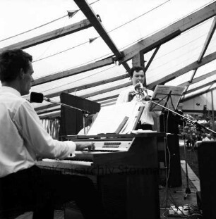 Haus Lichtensee: Propstei Stormarn: evangelisches Zentrum mit Altersheim und Jugendheim: Veranstaltungszelt im Park: Propstei-Gemeindetag: Musikvortrag mit Klavier und Trompete
