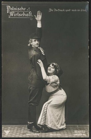 Robert Hellwig und Wini Grabitz in "Polnische Wirtschaft" : Robert Hellwig und Wini Grabitz in "Polnische Wirtschaft", Vaudeville-Posse in drei Akten von Jean Gilbert. Text von Curt Kraatz und Georg Okonkowski, Liedtexte von Alfred Schönfeld. Couplet "Die Dorfmusik spielt noch ein Stück." Residenz-Theater Dresden, Dresdner Erstaufführung 1911. Fotografie (Weltpostkarte) von Martin Herzfeld, Dresden