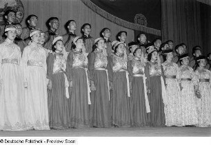 Auftritt eines mongolischen Gesangs- und Tanzensembles in der Kongresshalle