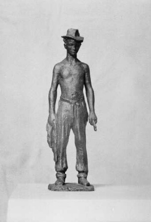 Männlicher Halbakt mit Hut : Männlicher Halbakt mit Hut. Bronze? (vor 1959; W. Reinhold)