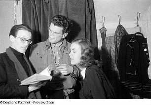Porträtaufnahmen des Schauspielers und Regisseurs Thomas Engel : Aufnahme während einer Probe mit Alfred Cogho (Mitte) und Liselotte Reimann (rechts)
