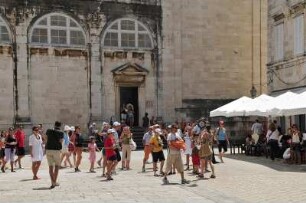 Dubrovnik - Altstadt : Touristen gehen durch die Altstadt. Aufgenommen am 2. Juli 2010 in Dubrovnik