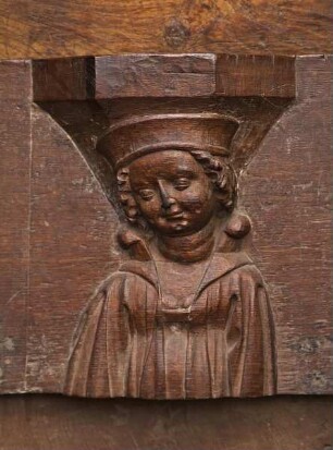 Nördliches Chorgestühl — Frau in Prunkgewand