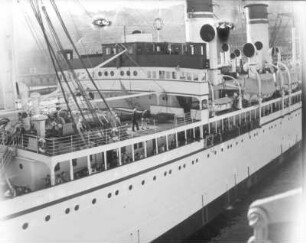 Reisefotos Mittelmeer. Blick von Bord des Passagierschiffes "Milwaukee" auf ein anderes im Hafen liegendes Passagierschiff