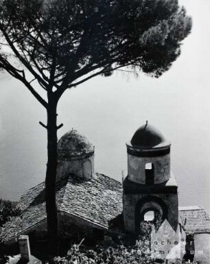 Ravello. Blick über die alte Kirche auf das Meer