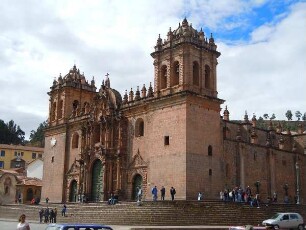 Cusco - Kathedrale an der Plaza de Armas : Die historische Kathedrale steht an der Plaza de Armas. Aufgenommen am 31. August 2011 in Cusco