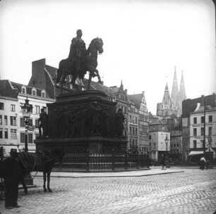 Köln-Altstadt. Heumarkt mit Denkmal für Friedrich Wilhelm III. (1874; G. H. Blaeser, A. Calandrelli, R. Schweinitz)