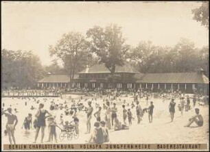 Volkspark Jungfernheide, Berlin-Charlottenburg: Blick über den Badestrand auf das Baderestaurant