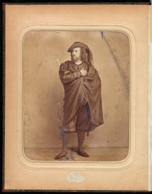 Eugen Degele als Holländer in "Der fliegende Holländer" von Richard Wagner. Interimstheater Dresden, Neueinstudierung 21.12.1871 (bis 1884) : Rollenbild Eugen Degele (1834-1886; Geiger, Bariton) als Holländer. Fotografie mit Retuschen eines unbekannten Fotografen, ab 1871. Albuminpapier auf Karton im Passepartout; 22,6 x 18,2 cm. Als Vorsatz eingeklebt in: Der fliegende Holländer. Oper von Richard Wagner. Klavierauszug, Exemplar von Degele. Dresden: C. F. Meser ca. 1860. Dresden: SLUB Mus.5876-F-500