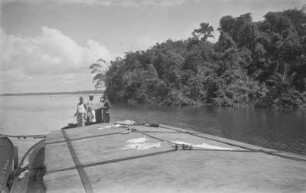 Lastkahn : Zwei Frauen und ein Mann an Deck eines Lastkahns vermutlich im Nigerdelta