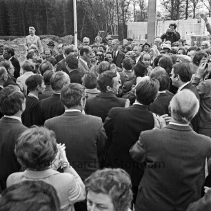 Friedrich-Ebert-Stiftung: Am Kratt: Heimvolkshochschule: Grundsteinlegung durch Bundeskanzler Willy Brandt: Gäste und Presse, 20. April 1971