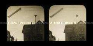Zeppelin über Wohnhäusern