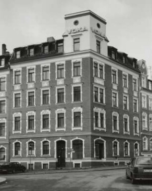 Wohnhaus mit Laden